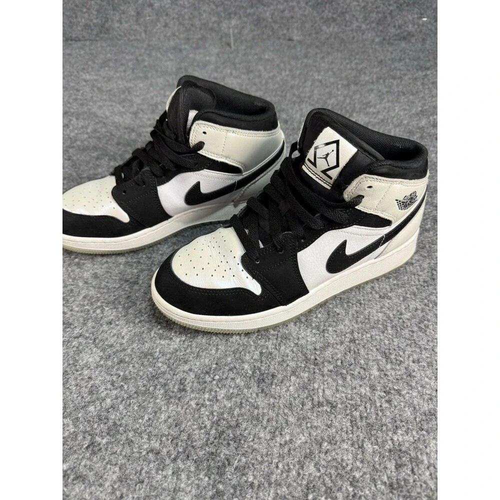 Air Jordan 1 Mid SE GS “Light Smoke Grey Shimmer” – Size 5.5Y / Women’s 7
